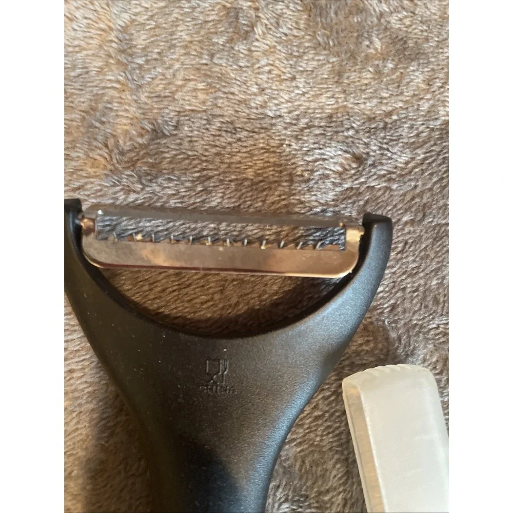 Pampered Chef Serrated Peeler Black
